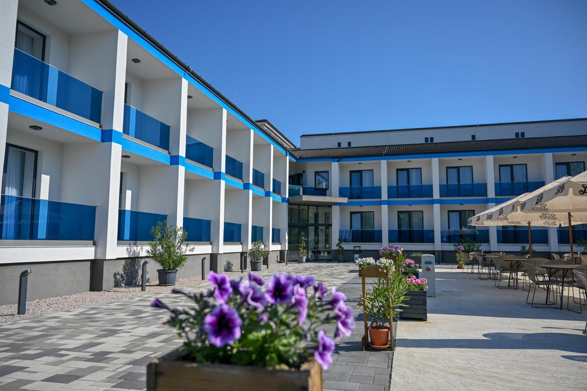 Nn Boutique Hotel Тисауйварош Екстериор снимка